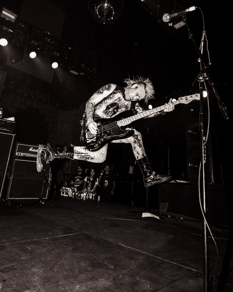 The_Casualties's tweet image. Flying into the new album release and tours!! Tons of shows comin up and lots of good stuff goin on, you don’t wanna miss out on the fun do ya? Which show are you comin to? Comment your city below 🫡

*NEW ALBUM ‘DETONATE’ 3/27*
#thecasualties #detonate 
📸: @Altmann_Joe