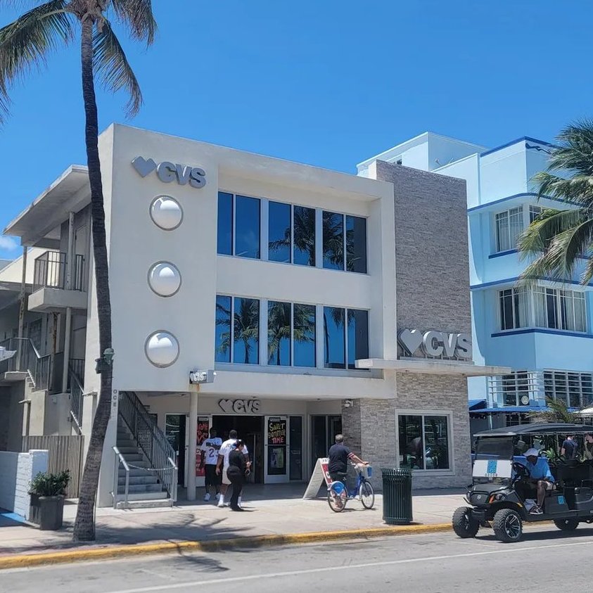 WolfsKumite's tweet photo. The South Beach motel from "Scarface" can now sell drugs legally. We've come a long way! https://t.co/nkqkeaOoOE