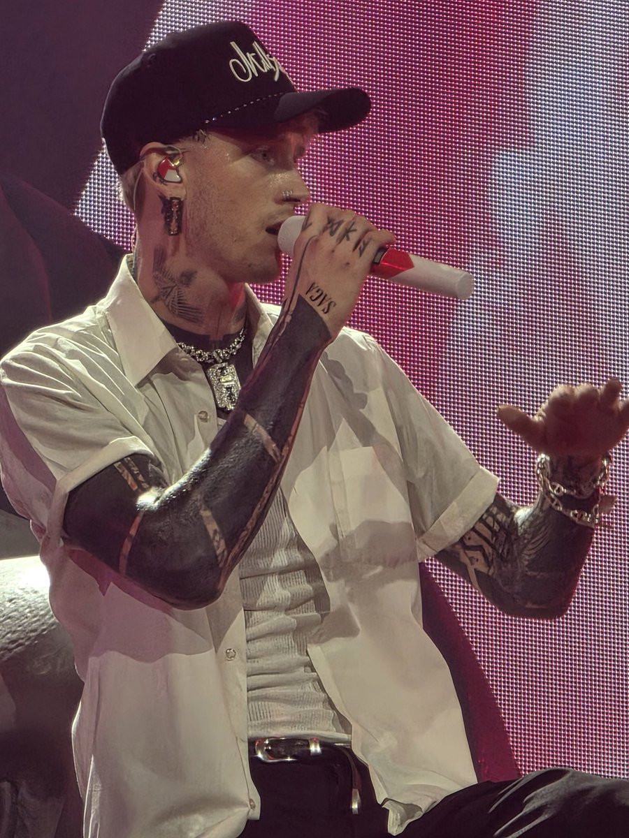 Red_DiablHoe's tweet photo. No voice gang but best day ever with the Fam #LostAmericanaTour #Paris #MGK https://t.co/BunlMtJLiV