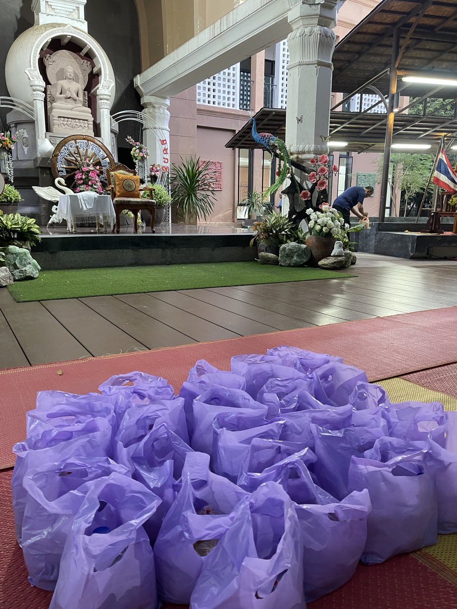 TENzenter's tweet photo. "แฟนคลับของเราเนี่ยจะม่วงแต่ไม่ใช่ม่วงแบบธรรมดา มันจะมีม่วงแอบอ่อนๆหน่อย และเราต้องดูที่โทรศัพท์ ถ้ามีอะไรม่วงๆ อ่ออ 100%ละ " 
หลวงพี่รู้ได้ยังไงคะว่าพวกหนูเป็นเมนเตนล์

 #BlessingTEN_30BD https://t.co/BNLuax1BIa
