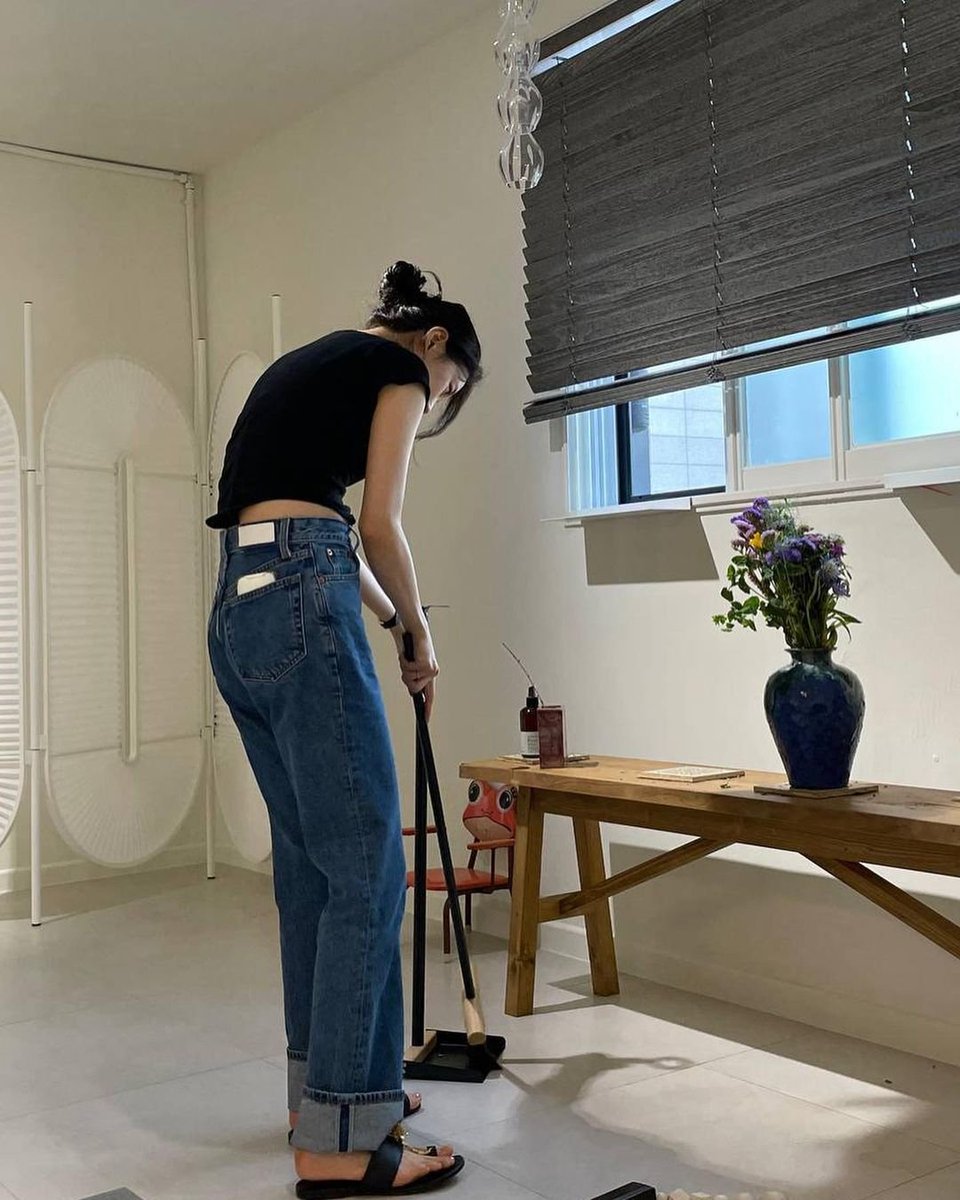 skuukzkyi's tweet photo. I just clean the house and relax with my beloved  🌸🤍🌷 https://t.co/Lx8juux2xm
