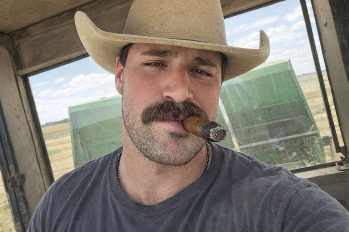 ThebearRobert's tweet photo. When the hours on the farm were long and arduous and at the end of the day you had nothing fuckn left (but always enough to suck your boss off and offer your ass for a solid fucking) https://t.co/DT77u2YuWl