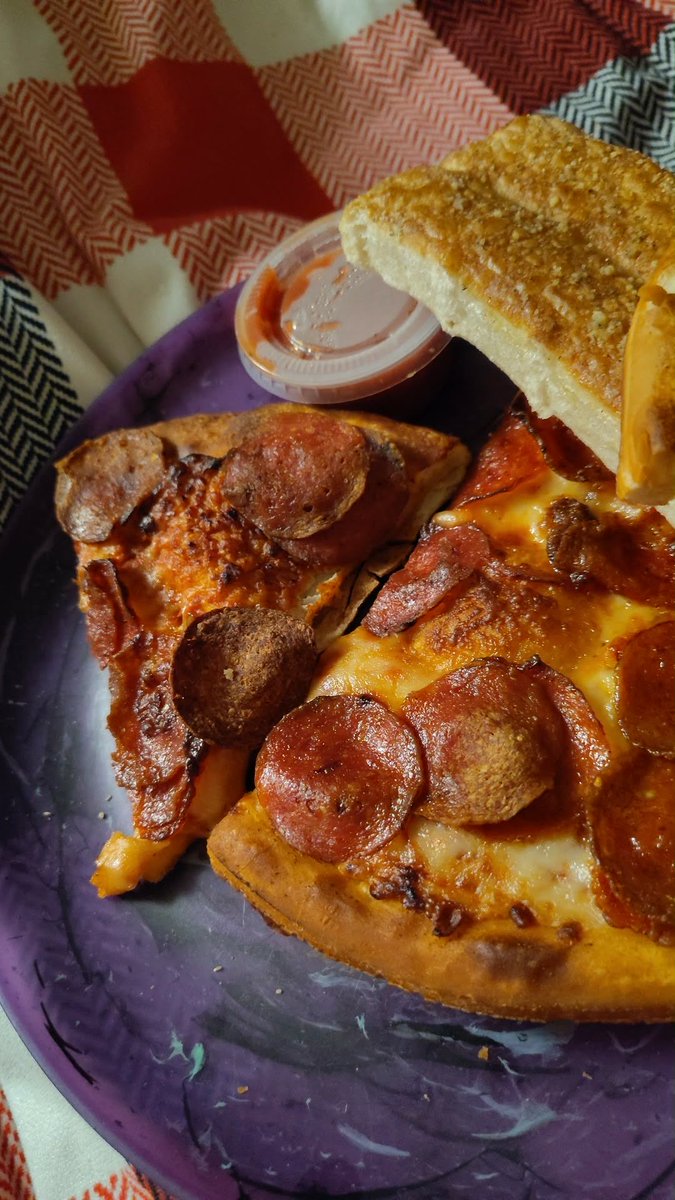 faeirydancer's tweet photo. Hey @pizzahut I talked to a girl. Well I called and asked about why it said delivered and it wasn't. Pizza was picked up at 6:28 and delivered at 6:50. One pizza was burnt and the other was not. The food wasn't hot anymore. It was almost cold, below room temperature https://t.co/pCrlBCgjNN