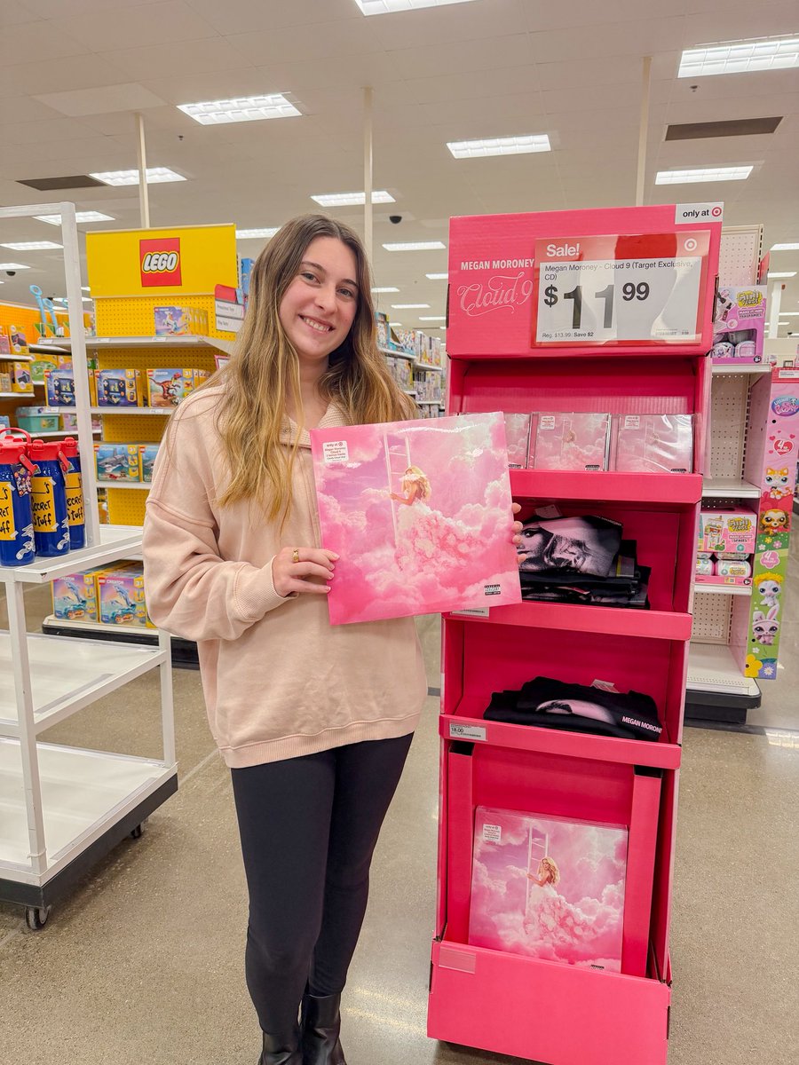 AHHHH MEG WE ARE SOOOO PROUD OF YOUUUU!! #1 on the charts and #1 in my 🩷 <a href="/moroneyhq/">Team MM</a>