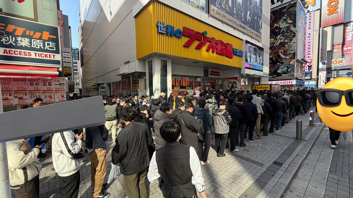 178tei's tweet photo. 秋葉ラジオ会館前、もはやどうなってるのか不明 https://t.co/pFyc2u2eUw