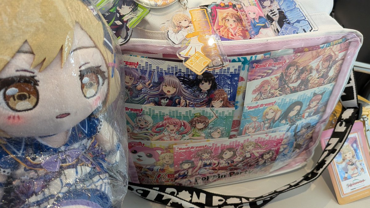 パシフィコでフォロワーとリア友が並んでるから1人待機w LバンドリとP