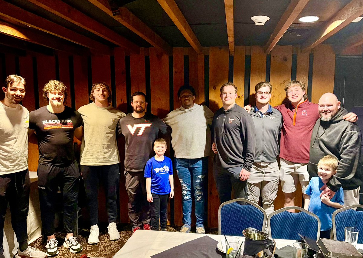 CoachTHowle's tweet image. Great Night with the #ACES Thank you to Farmhouse for having us! Great Food, Family and Fellowship! #LGH