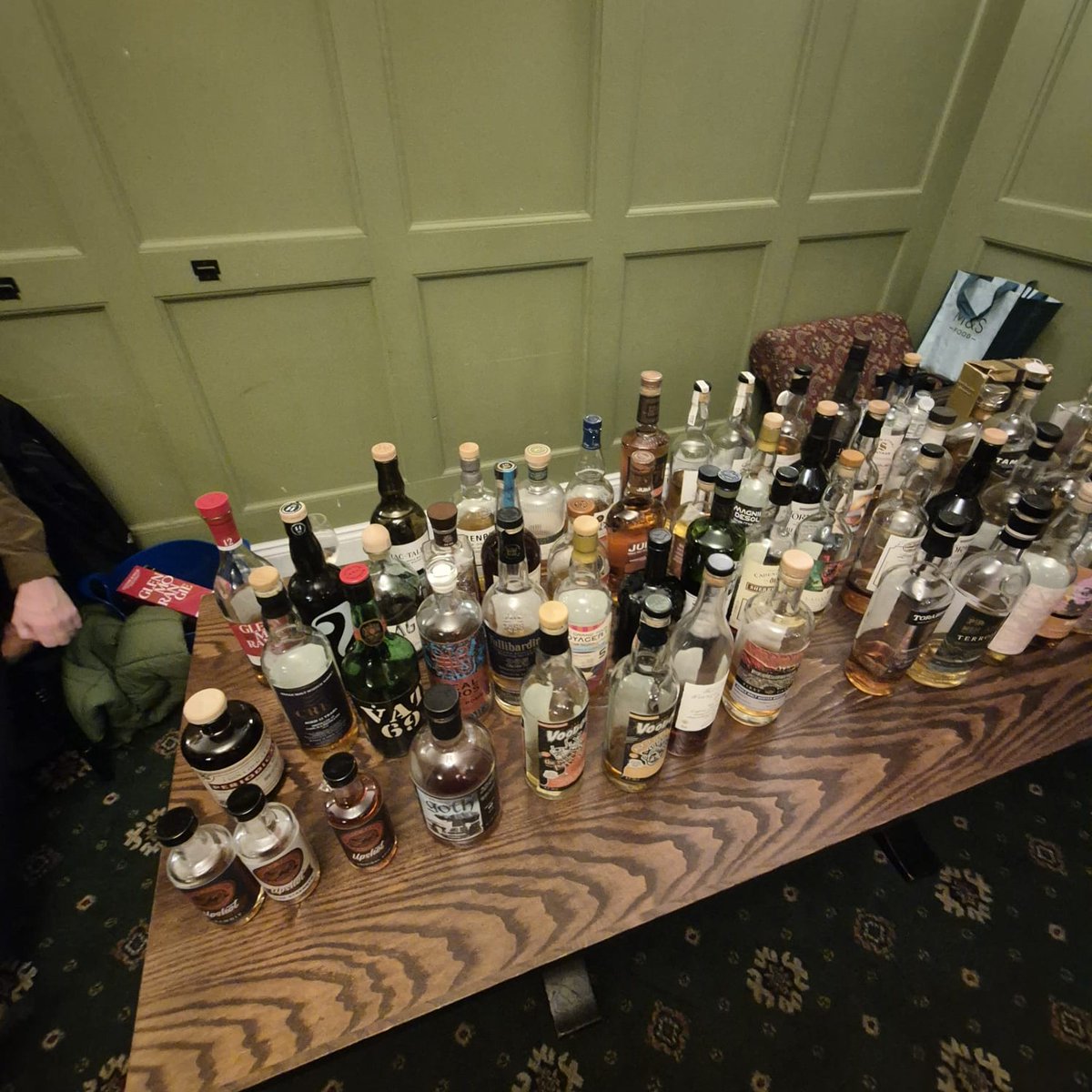 BertSmedley's tweet image. Sometime earlier👀
#OutOut with @wetwewhistle* yearly charidee shindig🤠
Pic courtesy @Ardbaggie
*Midlands' Premier (Non Bi-Monthly) Whisky Club🦞
#Flange🥃🐢🐢