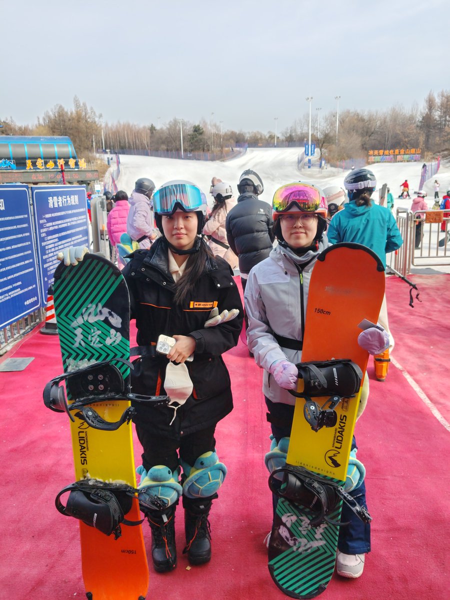 即将开学，姑娘抓紧最后的时光同闺蜜一起去滑雪🎿
School is about to start, and the girl is seizing the last chance to go skiing with her best friend.