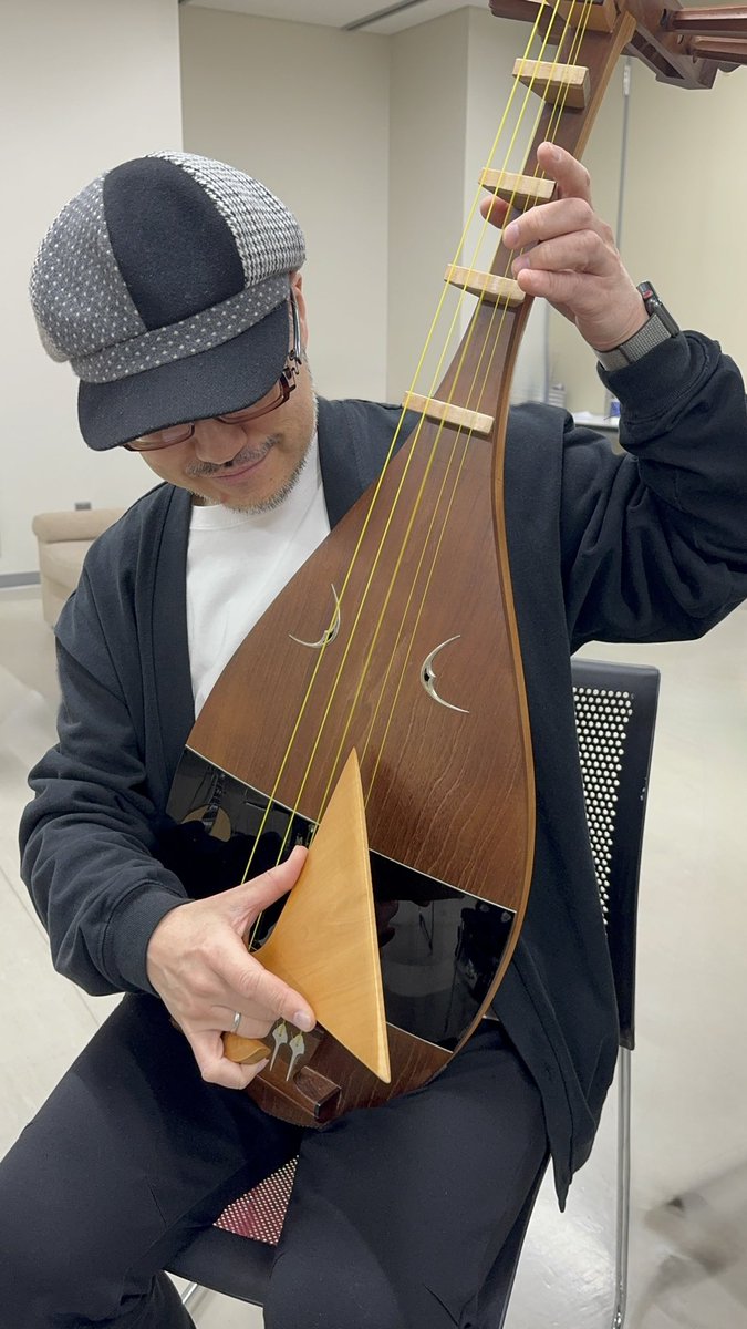 ishinariguitar's tweet photo. 先日最終日を迎えたKen’s Barツアー
極限まで削ぎ落とされた音と魂の歌声、選曲からセット、演出まで堅ちゃんがいま表現したいことが詰まった空間、素晴らしいメンバーそれぞれが楽器と歌とガッツリ向き合う姿は毎公演圧巻でした…
堅ちゃんが伝えたい言葉を選びながら紡いだMCはとても温かかった🥹 https://t.co/vzc2SuwJgn