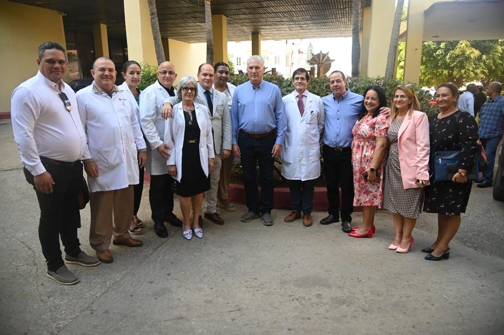 MINSAPCuba's tweet photo. 💻⚕️En la tarde de este viernes Presidente 🇨🇺 @DiazCanel visita el @INORCuba, junto a @japortalmiranda y @MayraArevich, para constatar el desarrollo de la transformación digital en esta institución.
🌟 Un proceso que avanza, pese a las limitaciones enfrentadas por el sector. https://t.co/VnsjSEM2gN