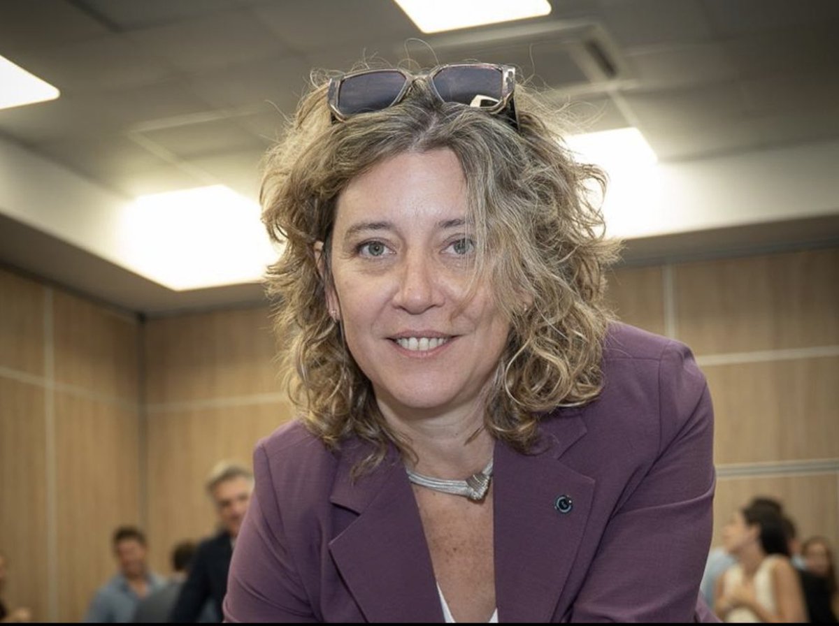 A la Fiscal Cecilia Goyeneche de E. Rios la habían echado porque investigó al Gobernador Urribarri. Después de 4 años, hoy la Justicia la restituyó a su cargo. 
Ley y Orden!!