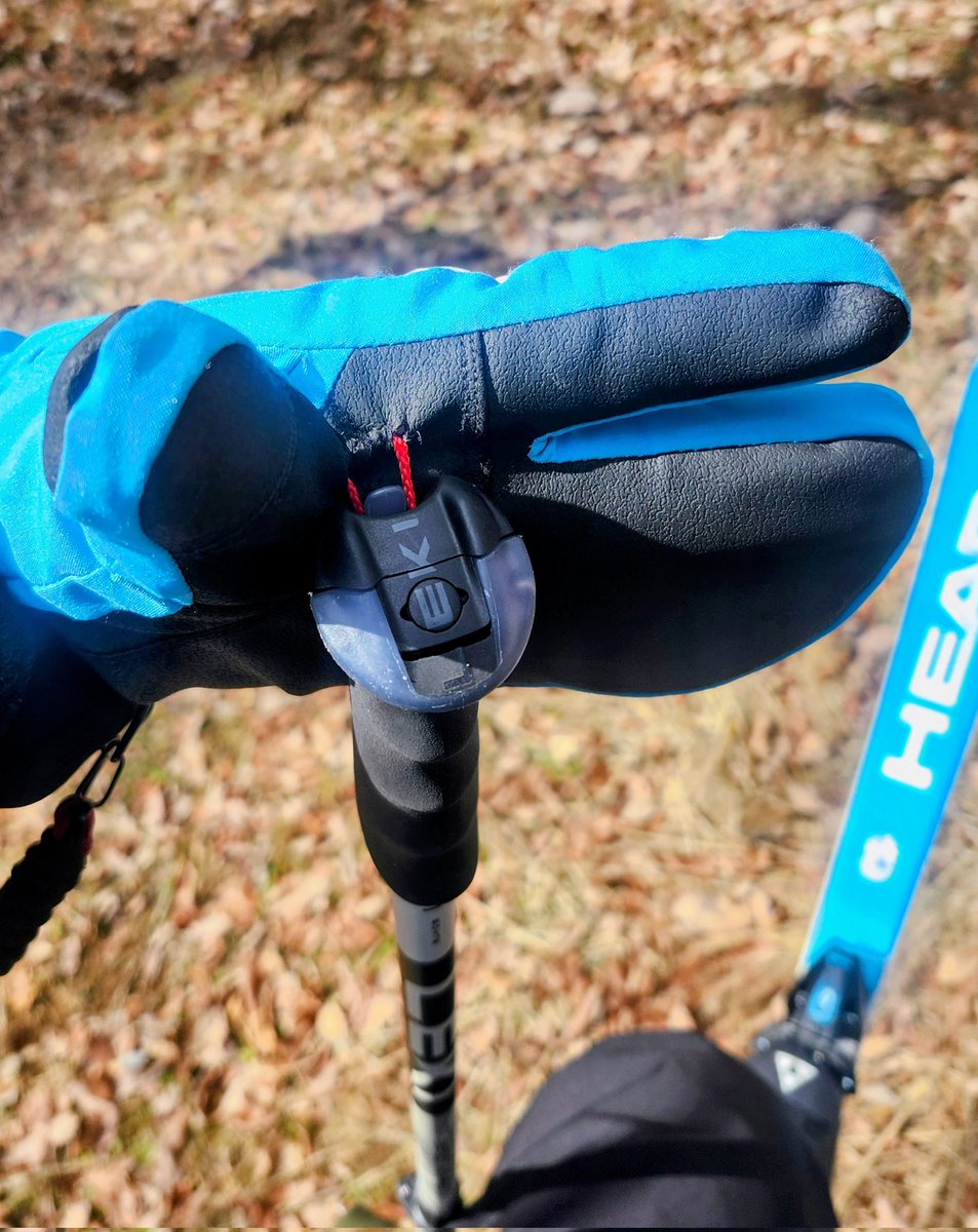 LEKIのストックのため手袋に紐取り付けてみた😆
手袋脱着が簡単に。