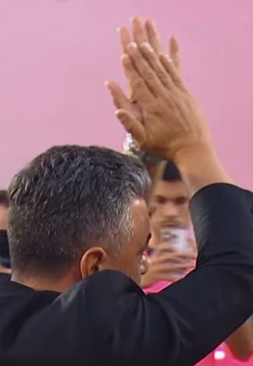 Dirigentes y jugadores: hagan como Gallardo, hagan autocrítica y pidan perdón. 

El muñeco no come vidrio; Se equivocó y se fue. Pero al muñeco lo amamos. 

A ustedes no