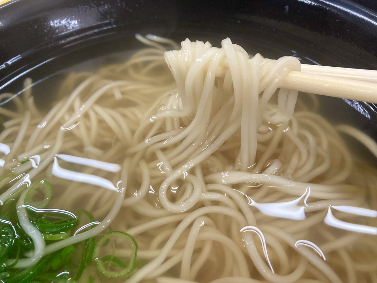 sukesan1976's tweet photo. 【ほそめんじゃなくさいめん】

現在、#資さんうどん 九州･山口店舗のみでご提供中の「細めん」

文字通り、「細いうどん」なのですが、その太さは1.6ｍｍ（茹でる前）

通常のうどんの小麦配合とは異なり、細めん用に選んだ小麦粉を使用しています。

細さゆえの喉越し、小麦の味わいが特徴です。

温かい細めんは、ちょっと太いにゅうめんを食べる感覚に近いと思います。

個人的には冷たい細めんがおすすめです！
例えば、ぶっかけ細めんやざる細めん。

うどんやそばとは異なる独特の食感、味わいをぜひ、お試しください✨