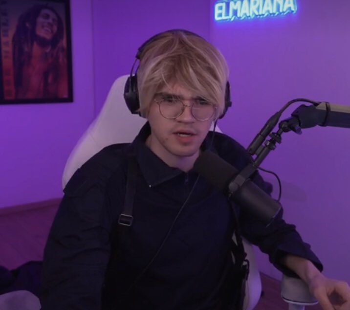 daffycr's tweet photo. El es Leon Kennedy? https://t.co/7aDSi94bEQ
