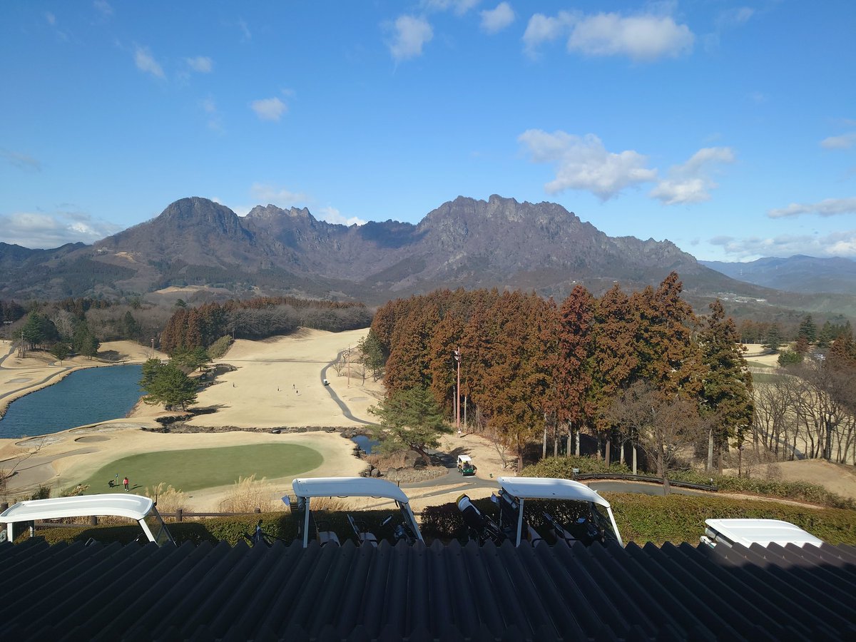 prprettycat00's tweet photo. ＃妙義カントリークラブ
７時30分スタート⛳
前半花粉のせいか全くちゃんと打てなかった⤵️😭風が吹くと杉の木から花粉がホコリの様に出てきてます。初めて見ました。カートにもバックにも花粉が付いてるのが目で確認出来るレベル😨くしゃみ止まらないし涙も出てきた（笑）後半はしっかり花粉ガード！ https://t.co/5cHfOqQPwT