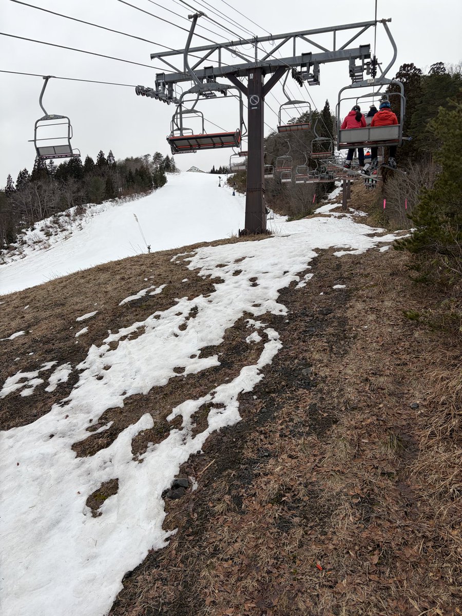 variant2064's tweet photo. 本日がラストスキーということでいつもの八方に来ました⛷️
すっかり春を感じます。
下のゲレンデ名木山は、泣き山になってる。 https://t.co/cRr5kx1SaS