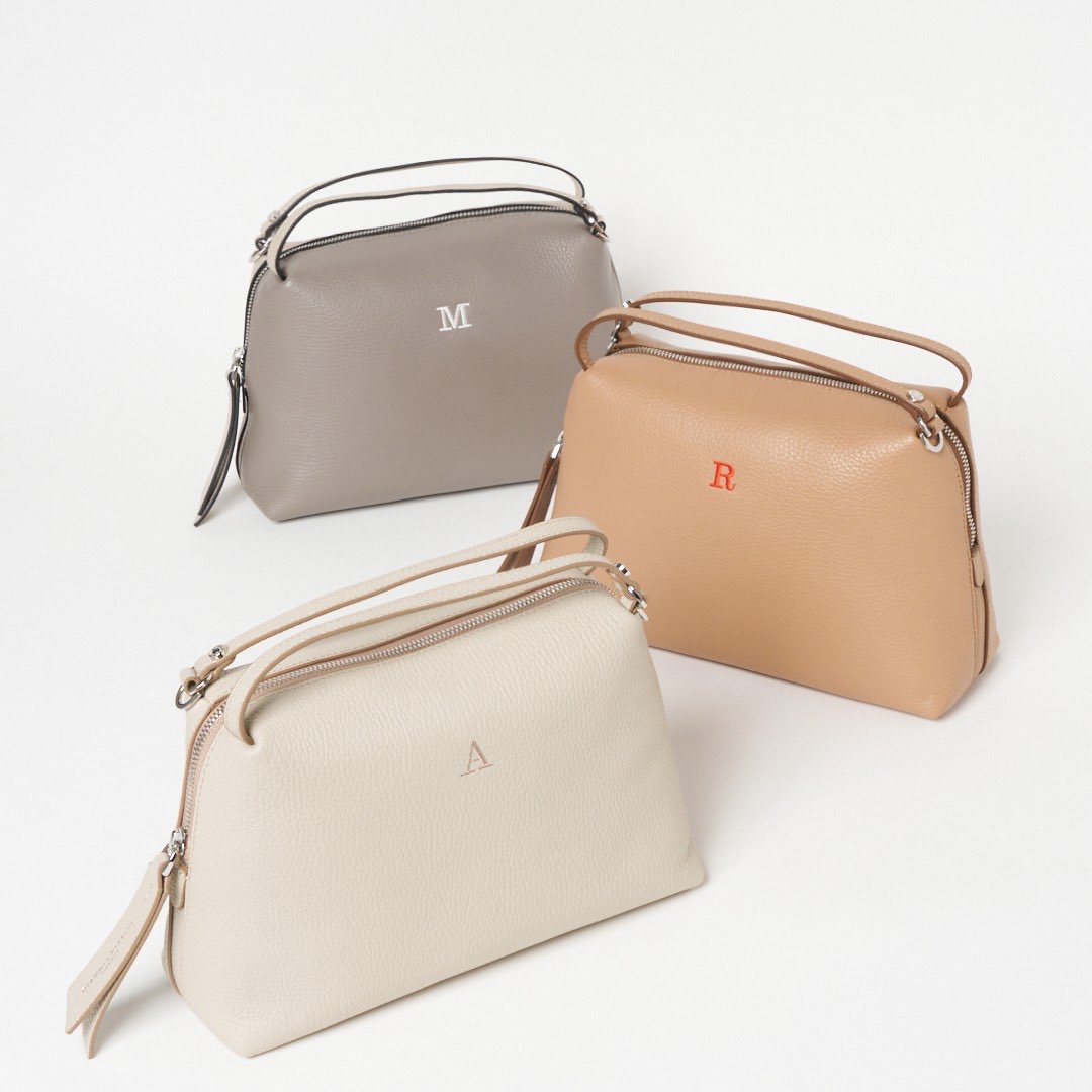 アンテプリマとロンシャン以外で、財布とスマホが入る大きさの3万くらいで買えるショルダーバッグ探してたけど、GIANNI CHIARINIのアリファSは良さそう。牛革でちゃんとしてるしイニシャル入れても可愛い。