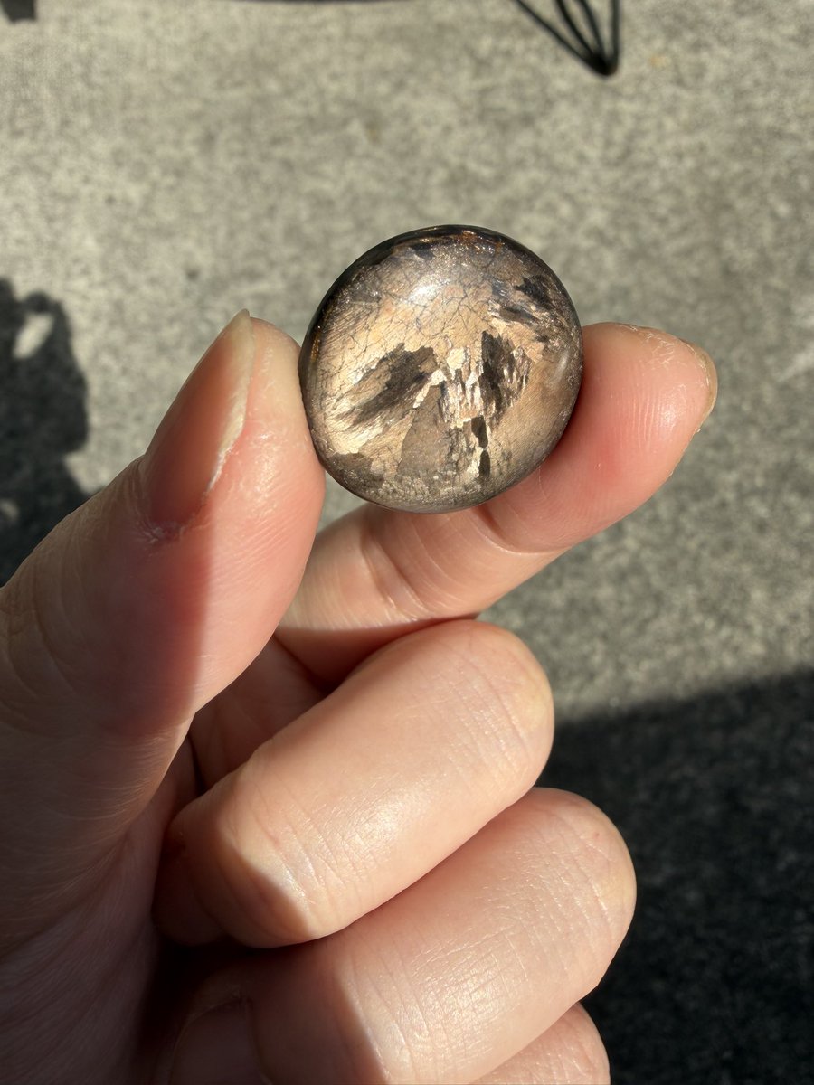 見て！やばいこの石やばい！！何この幻想的なインクルージョン