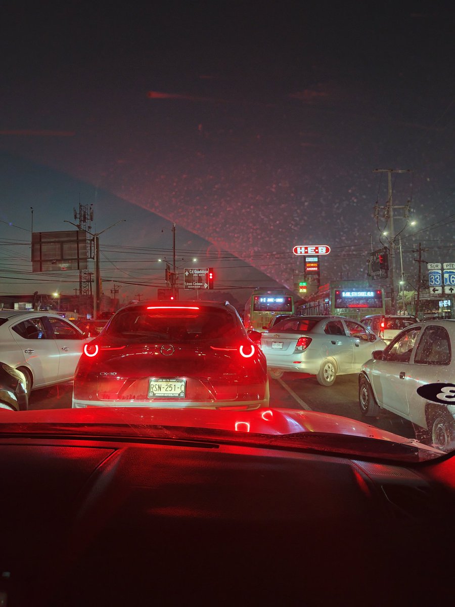 vacteriaozc's tweet photo. @Cicmty @municipiodegpe @HectorGarciaNL #Guadalupe "ciudad mundialista" brillando como siempre pero por sus semáforos 🚦descompuestos. Cruce de  Ave. #Juárez y cruz con Ave. #LázaroCárdenas Siempre es lo mismo y el del HEB siguen sin arreglarlo. Son indispensables. https://t.co/FowQjKFgqi