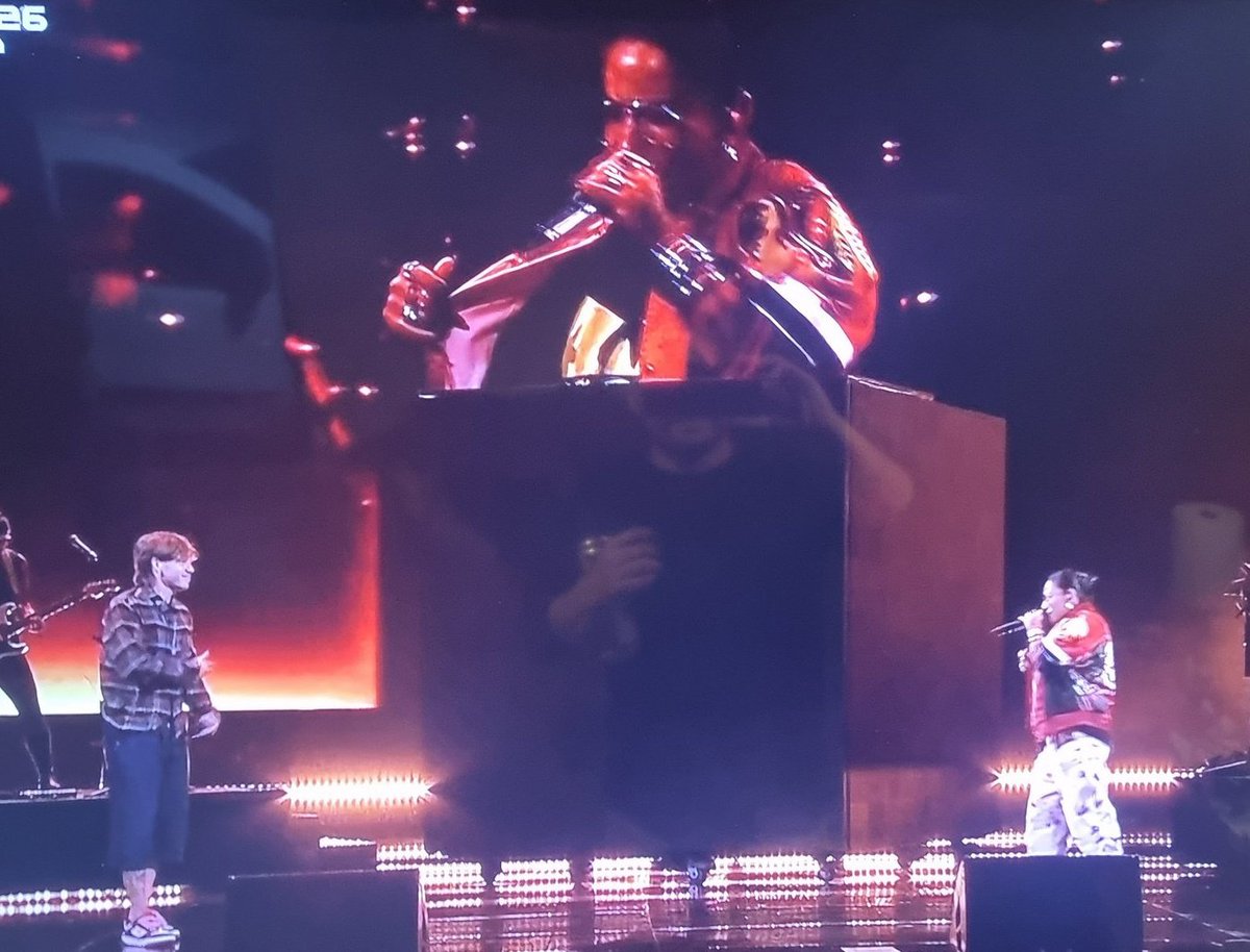 bystrawberrypie's tweet photo. paulo londra sacando a Anita Tijoux a cantar 1977 ICONICO ✨

#Viña2026 https://t.co/hdSFufPiuL
