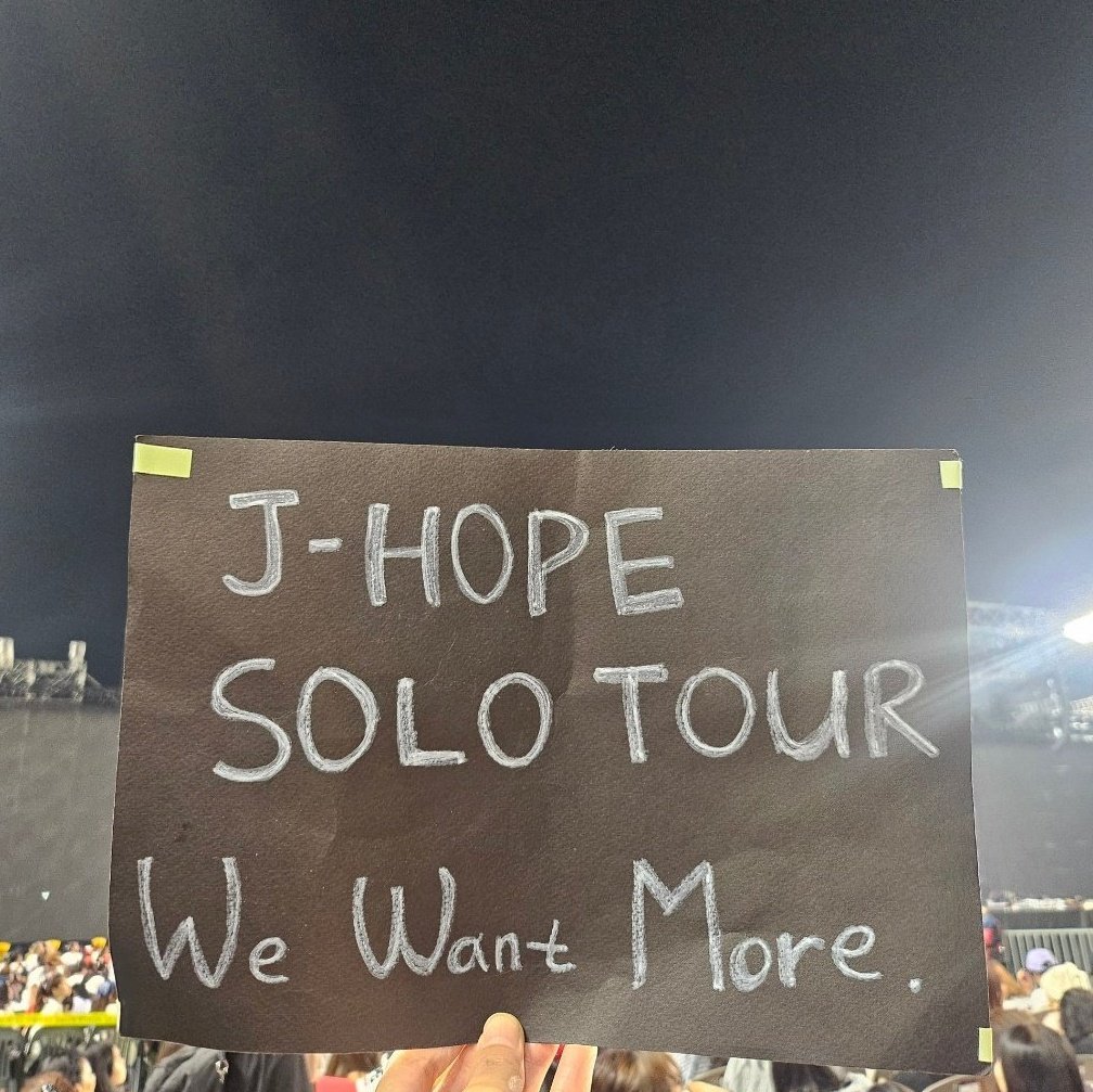 it's been a year since j-hope held his first solo concert 🥺 i remember being the happiest i've ever been in february

CONGRATULATIONS J-HOPE
#제이홉_홉온더스테이지1주년축하해
#HOPEONTHESTAGE_1stANNIVERSARY 
#HOPEONTHESTAGE_FOREVER