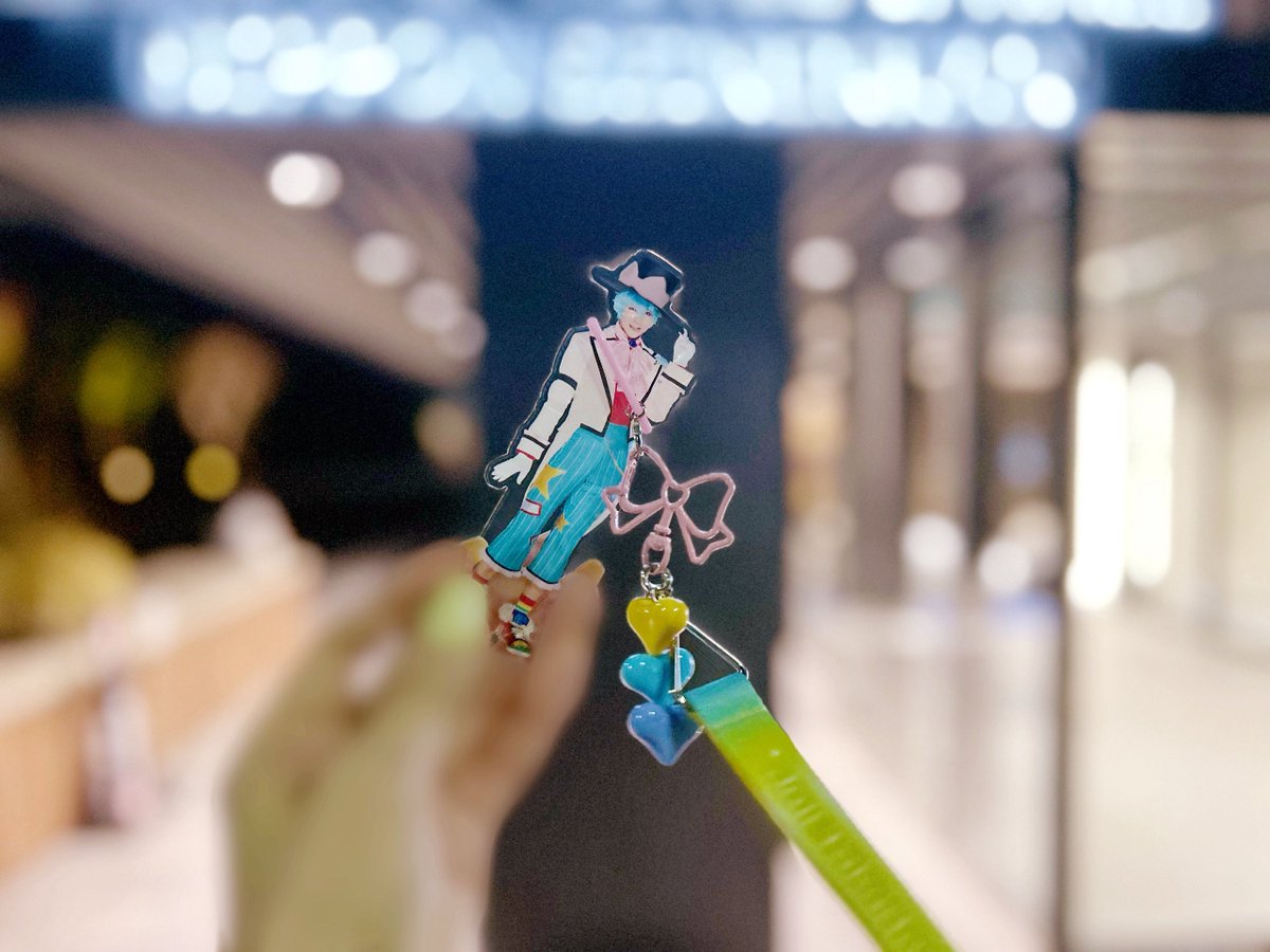 ブタツアグッズのリボンチャーム、100均でマーカーリングとかストラップ買ってつけるのもいいんだけど、アクスタにマーカー背負わせてアクスタチャームにしちゃうのかわいすぎる🎀🎗️最適解かも