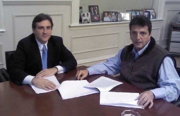 ULTIMO MOMENTO!  Llaryora esta llamando a periodistas y medios de comunicación para que esta imagen no se difunda, según el mismo esta foto le puede costar la reelección. Difundila para que todo Córdoba sepa que Llaryora es K.