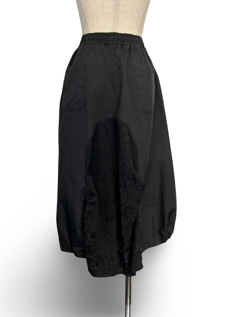 今週末は、習いの会。
昨日もみなさま頑張りましたねー

”クロイオハナ”のテーマでこちらをご用意。
前スリットのスカート。シンプルアイテムにはモード感が強めのトップスを。