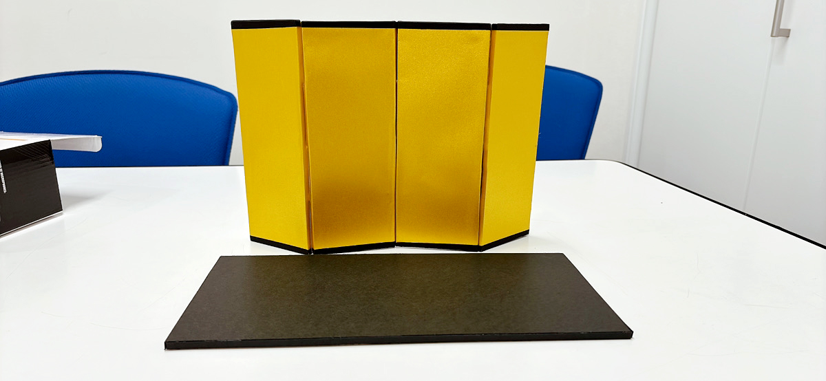 おはようございます。
今日の大阪は🌥 2月もラストですね😳💦

今回は趣向を変えて いつもと違うお写真を📸
先日とある展示用に金屏風を探していたのですが 希望サイズがなく作ってみました…が！ めちゃむずかしい🥲
もしどこかで見かけたら 温かい目で見てください😂

本日もよろしくお願いします！