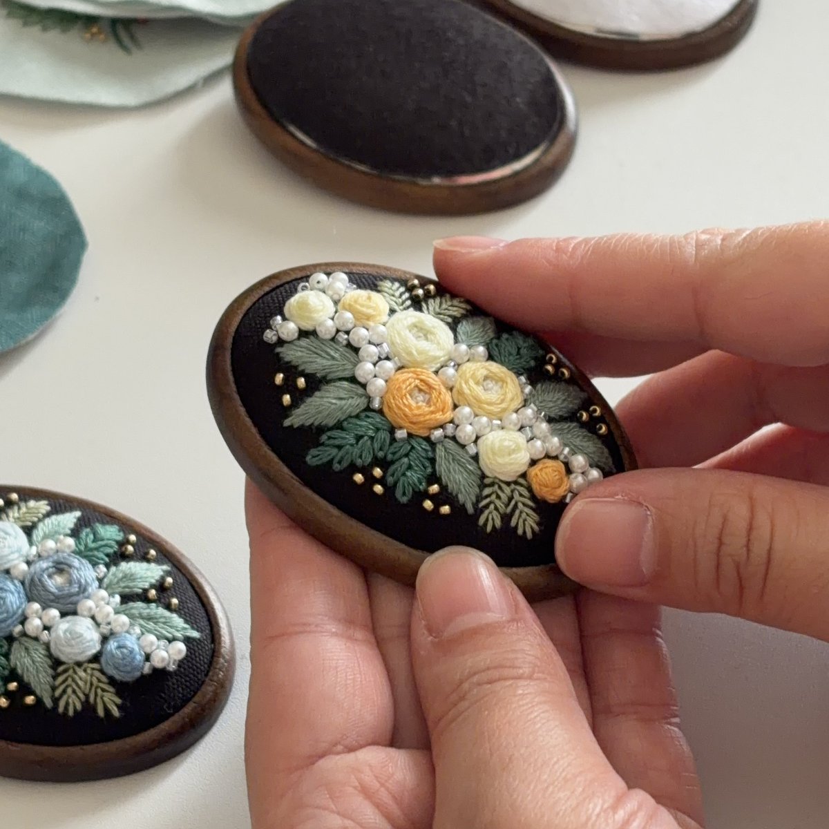 全然SNS更新できていませんが、刺繍は毎日しています🪡 先日晴れ間が