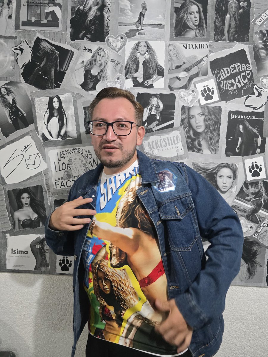 Shakifanatico's tweet photo. Hoy toca ir con mi playera de Barranquilla porque habrá sorpresas Barranquilleras y con la Chamarra de la suerte para ver si me encuentro a @shakira en los taquitos del GNP después del concierto 🤞🤞💫 #LMYNLWorldTourCDMX #LasCaderasMex #SiemprePresentes https://t.co/mNXtE1PdzO