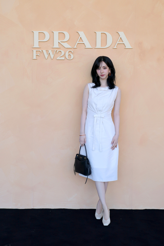 KRNGlobalUnion's tweet photo. 260228  Milan Spotlight Karina, even Fashion Week matches her personal color

Karina took on a fresh new style using items from the brand’s upcoming “Days of Summer 2026 Collection.” She completed a pure yet elegant look with a bright faille dress, a leather bag, and a sleek, refined small carry bag.

🔗https://t.co/AFoDaYXah3
#PradaFW26xKARINA