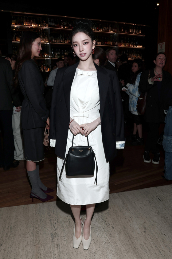 KRNGlobalUnion's tweet photo. 260228  Milan Spotlight Karina, even Fashion Week matches her personal color

Karina took on a fresh new style using items from the brand’s upcoming “Days of Summer 2026 Collection.” She completed a pure yet elegant look with a bright faille dress, a leather bag, and a sleek, refined small carry bag.

🔗https://t.co/AFoDaYXah3
#PradaFW26xKARINA