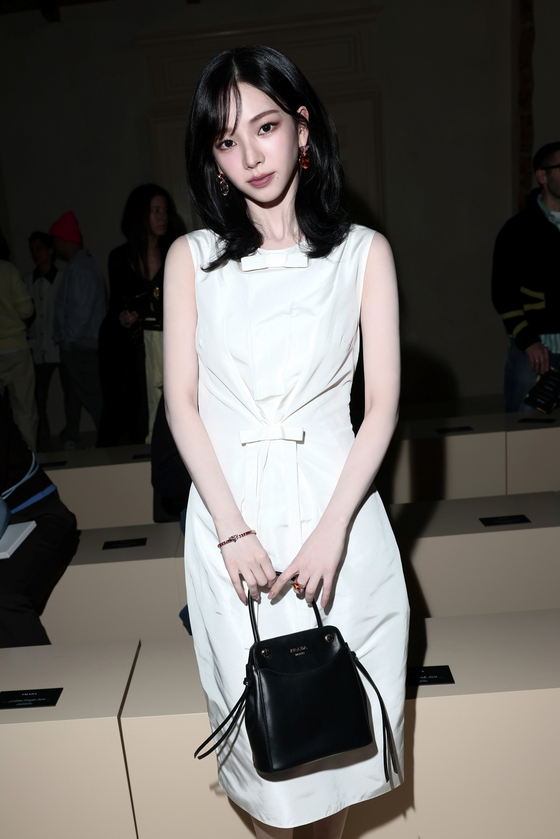 KRNGlobalUnion's tweet photo. 260228  Milan Spotlight Karina, even Fashion Week matches her personal color

Karina took on a fresh new style using items from the brand’s upcoming “Days of Summer 2026 Collection.” She completed a pure yet elegant look with a bright faille dress, a leather bag, and a sleek, refined small carry bag.

🔗https://t.co/AFoDaYXah3
#PradaFW26xKARINA