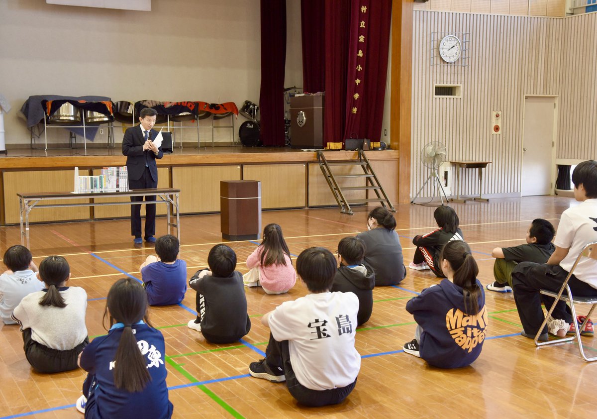 soka_koho's tweet photo. 鹿児島･トカラ列島の十島村立宝島学園への図書贈呈式が､2/24に行われました📚✨
生徒からは｢読書で蓄えた知識で､生活を豊かにしたいです｣などの声が寄せられました。
https://t.co/oYU1aSSScP https://t.co/11aGTeZKDI