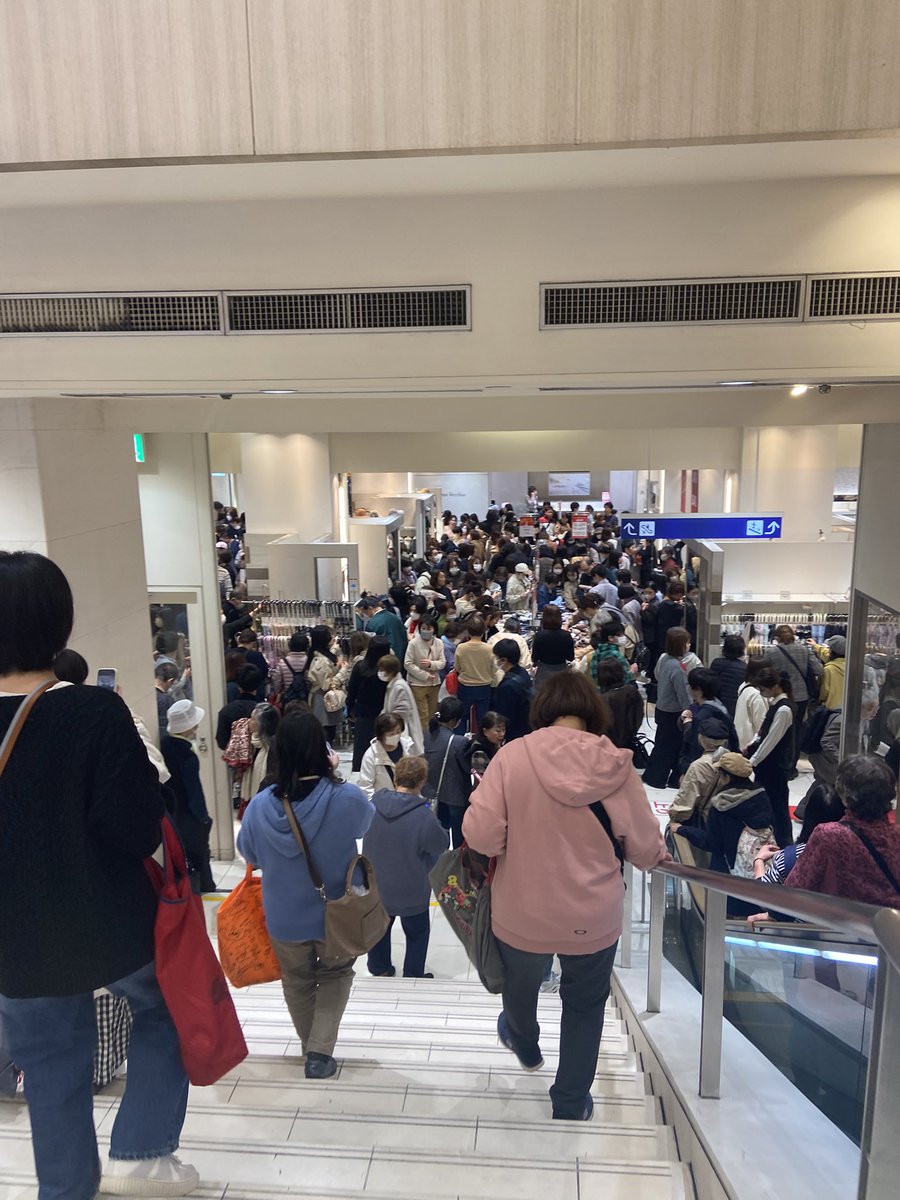 すんごい人！
そしてみんな名鉄百貨店がなくなるのさみしいって言ってる
店員さんにありがとうって伝えたら、みんなうるうるしてる