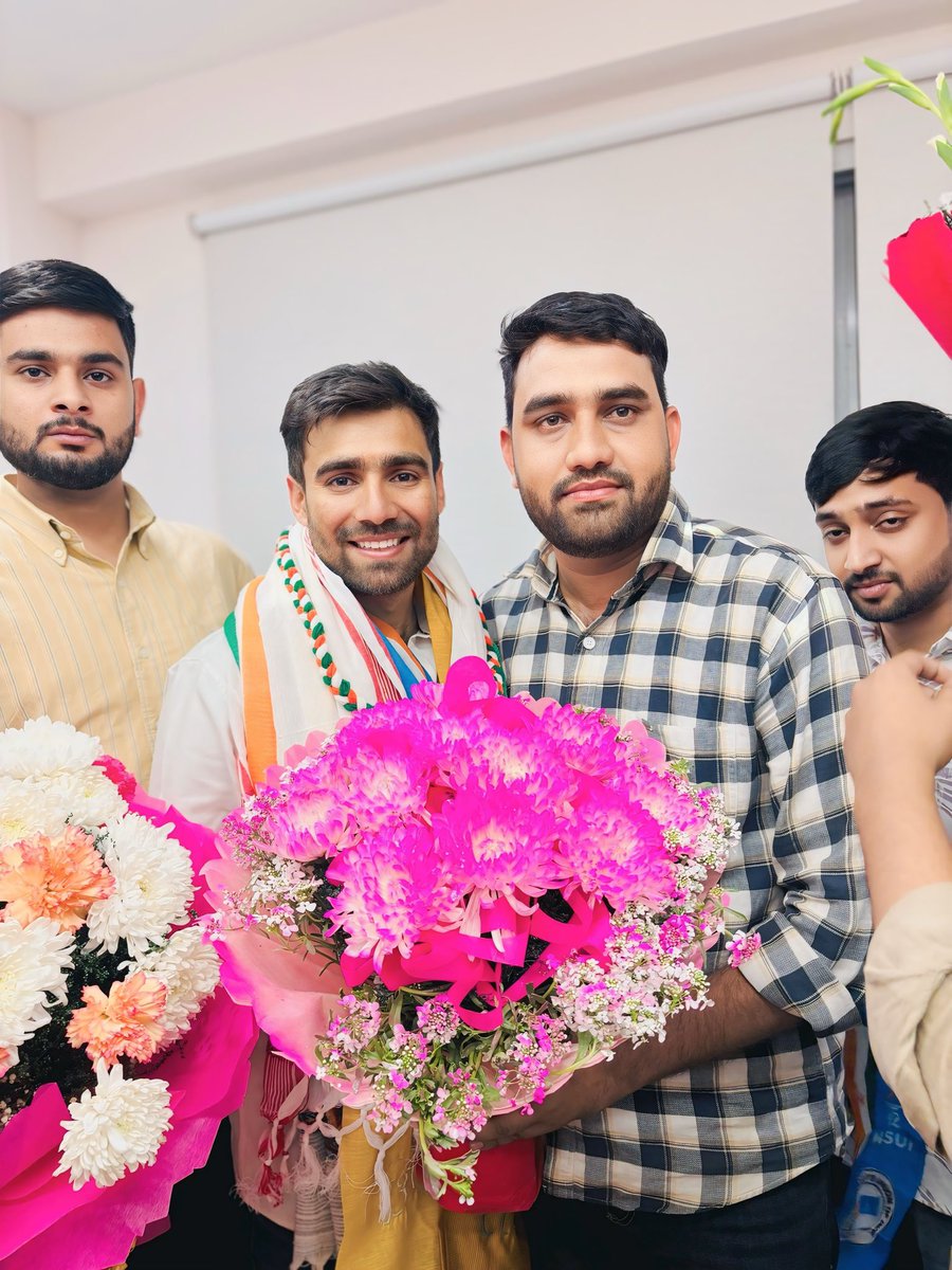 Singhalssp's tweet photo. NSUI national president 
@VinodJakharIN 
से दिल्ली में मुलाक़ात की एवं पदग्रहण करने की शुभकामनाए 😍😍😍😍 https://t.co/iIBhQfrVmO
