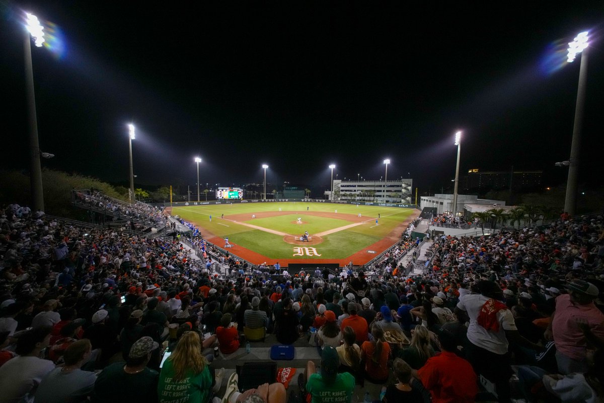 It's a sold-out Friday night at Mark Light Field 🙌

Tonight's attendance: 3,555 🤝