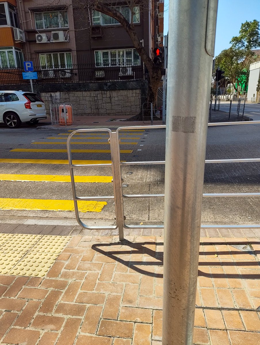 ところが、この横断歩道を東から西へと渡ろうとしても、歩行者用信号機