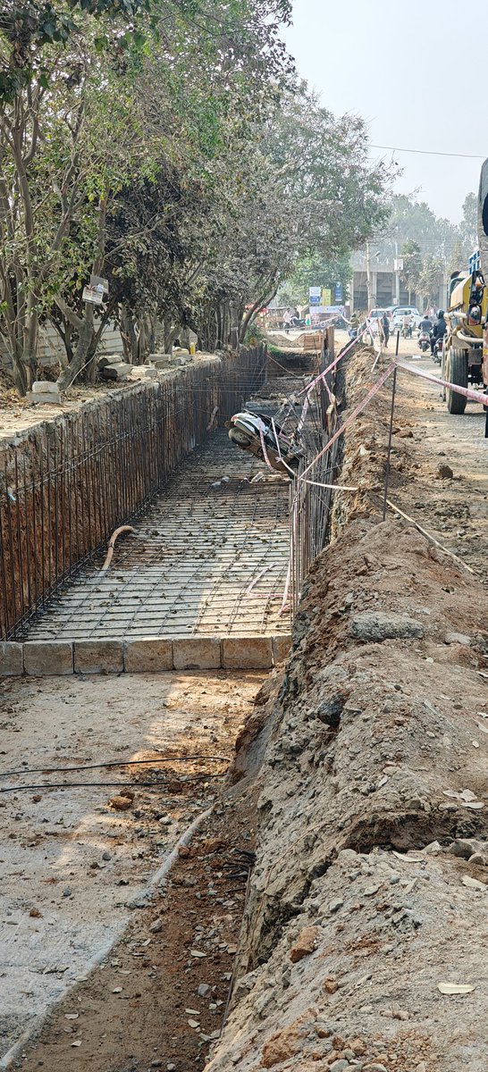 ArunThomas04's tweet photo. @GBA_office A scooter fell into the unmarked ditch in Gunjur Club road

@EASTCITYCORP @DKShivakumar @GBA_office @GBAChiefComm @GunjurCharan @MALimbavali @carmelaramunite @WFRising @PanathurUpdates @CMofKarnataka @karnatakaportf https://t.co/sEVsRZu1k0