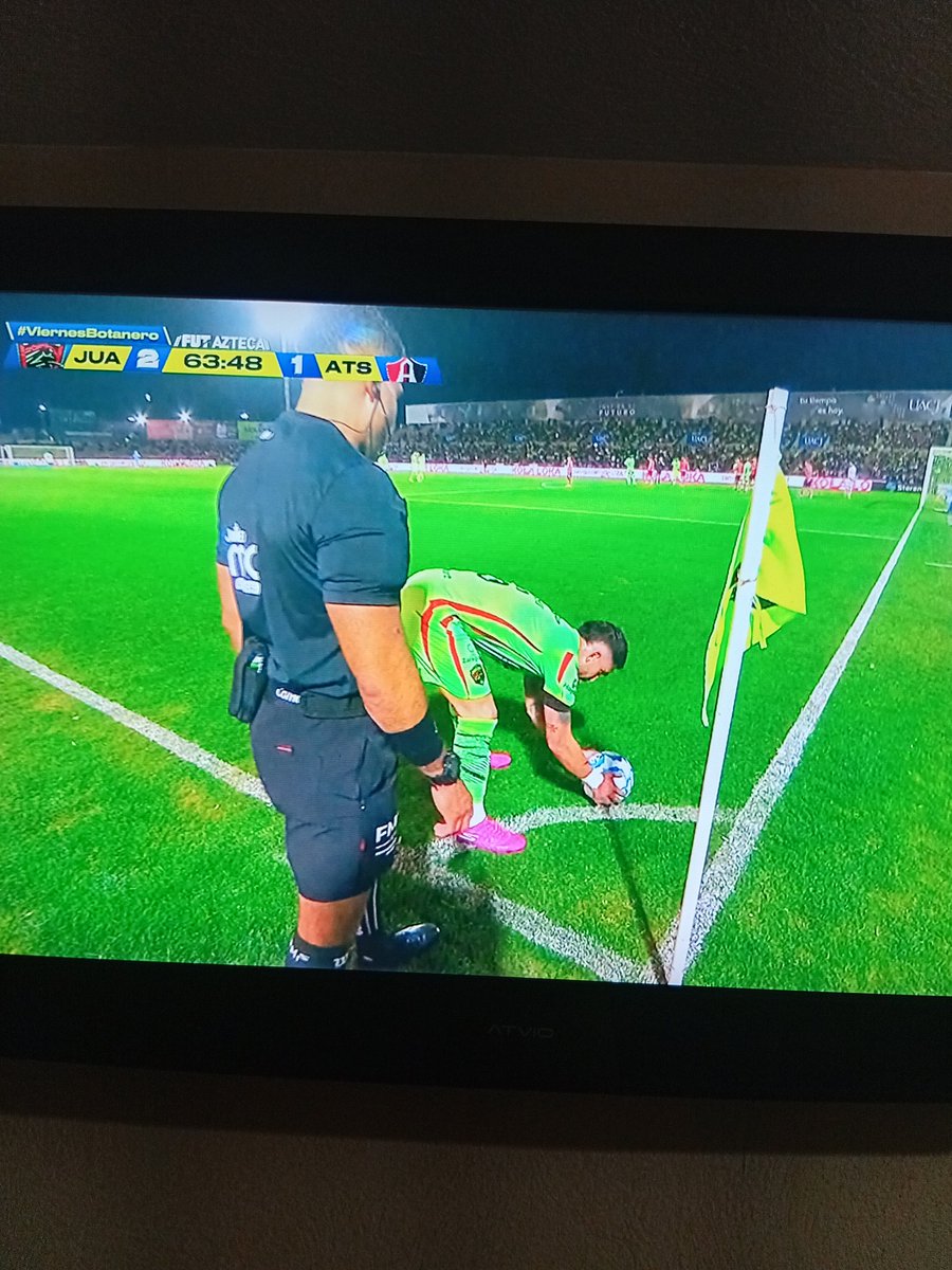 Henavarro7's tweet photo. @medranoazteca @LRZague @martinolimx @AtlasFC @pavelpardo8 Don Davi'd le falto poner rodilla al suelo de todos esos ilustres Atlistas que menciono en la transmisión, pura canela maestro Medrano 😜🤩 https://t.co/WsHJWIy1zk