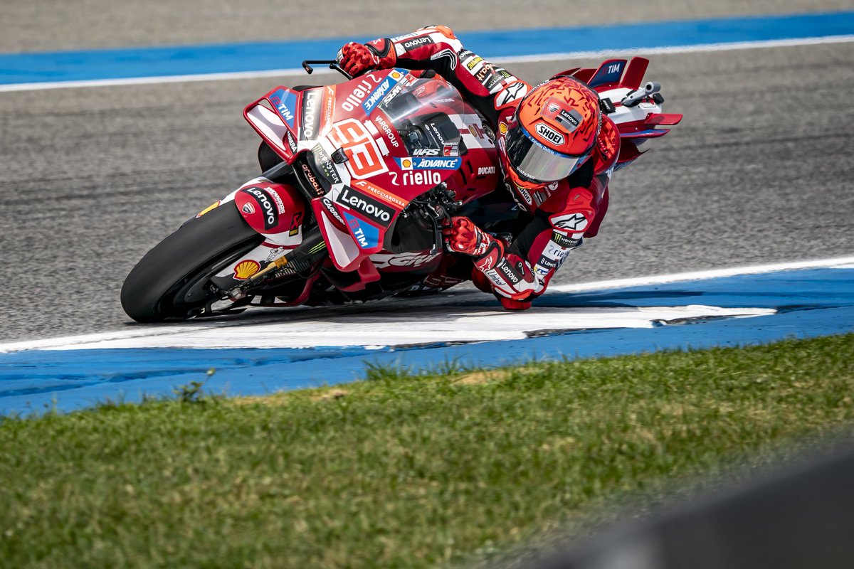Una pena ese último sector, porque hubiera hecho la pole. Lo que le falta a la moto, ya lo pone él.

Sin estar al 100% y poco a poco...

Es la jodida cabra. Simplemente es Marc Marquez.