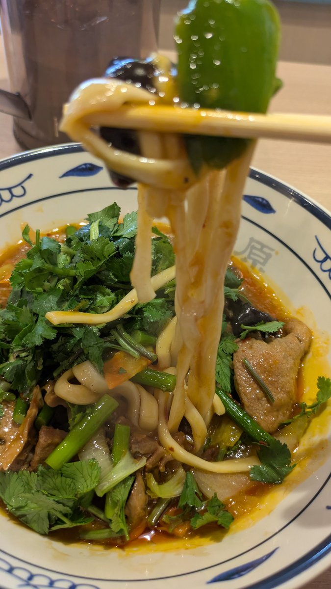 西北髙家亀戸店の「豚レバーとマメかけグングン面・パクチートッピング」こりゃやべえ、久々の大大大ヒット、めちゃくちゃ美味い！！！！！「吉田のうどんや武蔵野うどんみたいな極太ごわごわ麺で作った勝田のスタミナラーメンみたいな感じ」といえば麺食いにはこの喜びが伝わろうか。最高！！！！