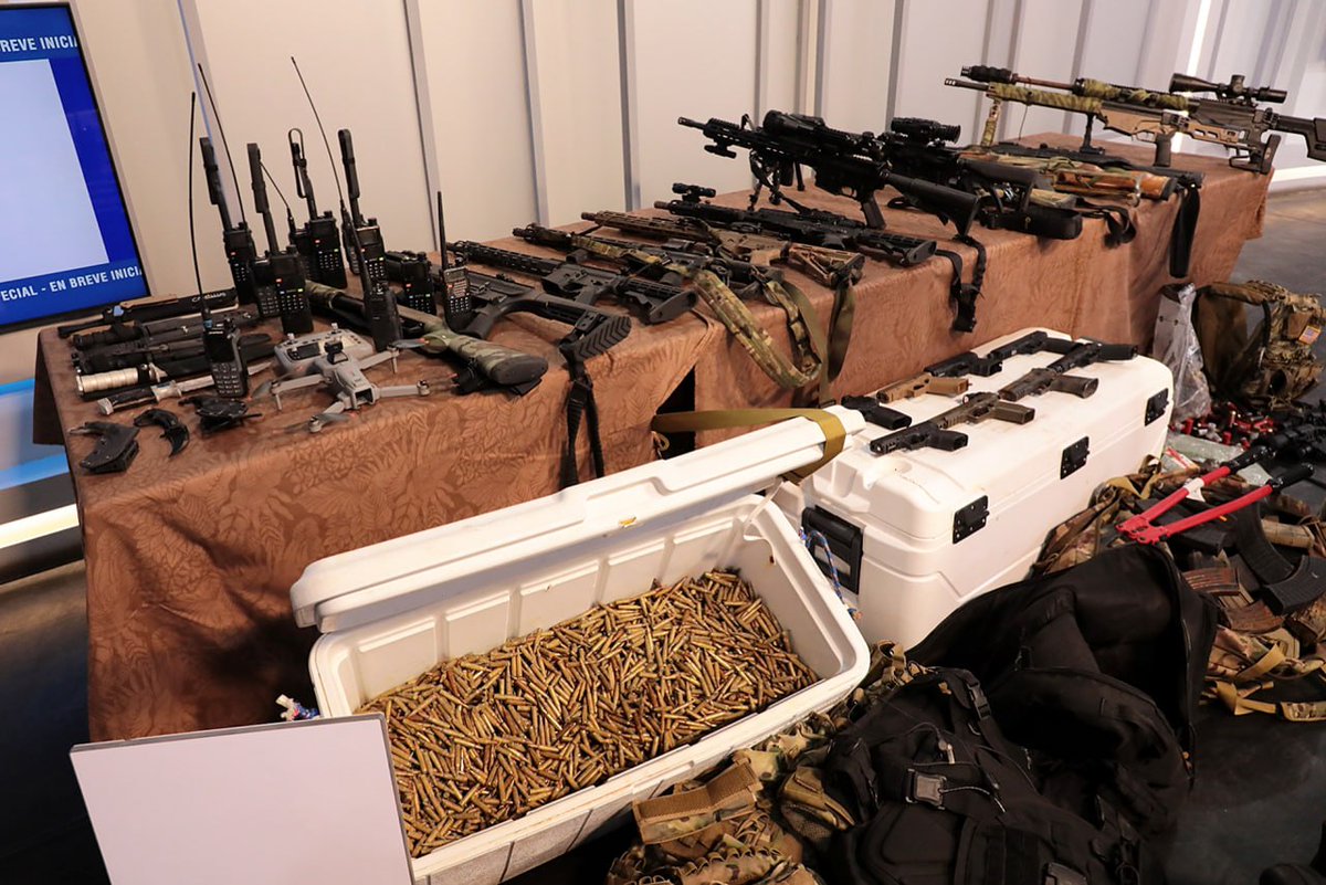 UtriaCuba's tweet photo. 12 fusiles, 2 escopetas, 11 pistolas y 12,846 municiones...pero tranquilos, eran "civiles". 
Seguro iban de picnic y se confundieron de equipaje e irrumpieron en aguas territoriales cubanas y de paso dispararon a la embarcación guardafronteras🙄

#CubaEstáFirme #NoAlTerrorismo https://t.co/3fX2h3zV2q