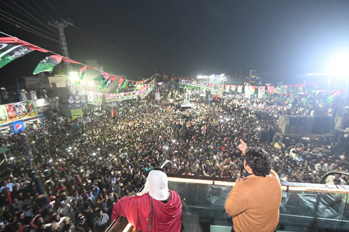 RazaDharijo's tweet image. 4 years ago today, My Leaders Chairman PPP @BBhuttoZardari and First Lady 🇵🇰 MNA BB @AseefaBZ at my Hometown Kazi Ahmed ♥️🖤💚🙏🏻

See the crowd 🫶🏻

#AwamiMarch