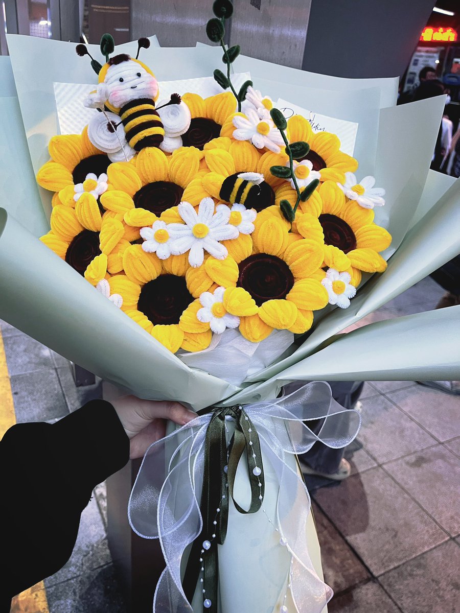 ไม่ว่าอะไรจะเกิดขึ้น แต่ดอกไม้ถึงมือมี่เจี่ยแล้วค่ะ เจี่ยกวักมือเรียกให้เอามาให้ด้วย มี่เฟิงไทยแลนด์ฟรินนนนน 😚
#หยางมี่ #Yangmi #杨幂 
#ประเทศไทยมีหยางมี่แล้ว