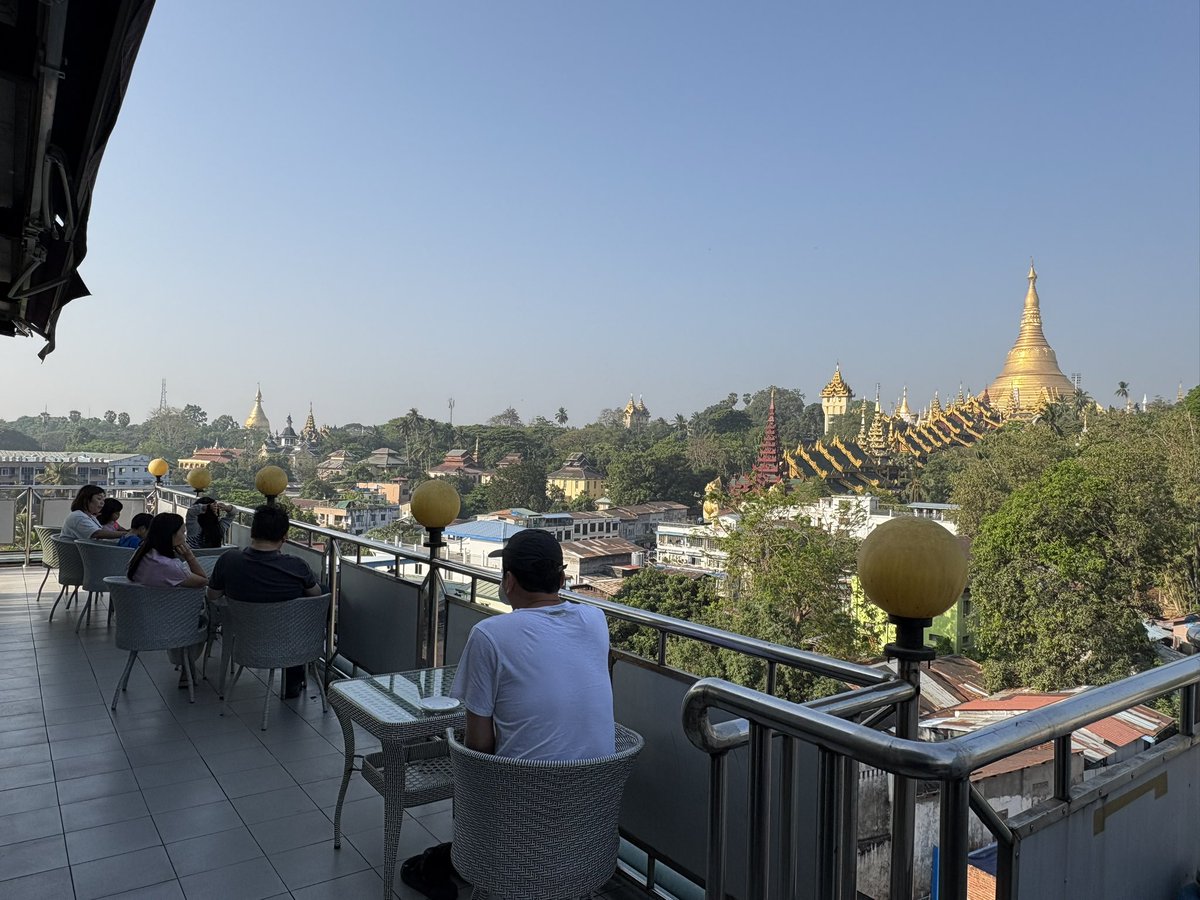 ホテルの朝ごはんを月とワインで！

そよ風が最高に気持ち良いです🙆

#Myanmar  #Yangon
