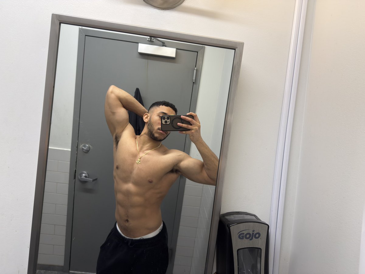 Anneurys tweet media